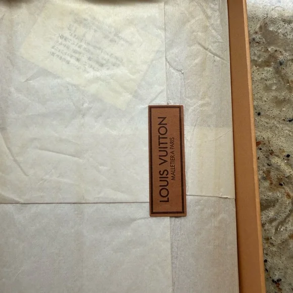 Louis Vuitton Signature Large Wallet - Picture 3 of 10